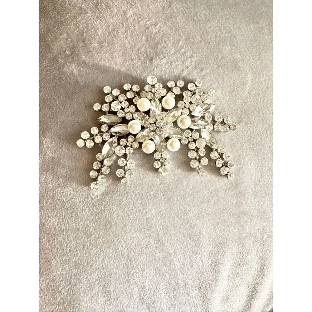 Rhinestones and pearl decorations (can be sewn on to something)